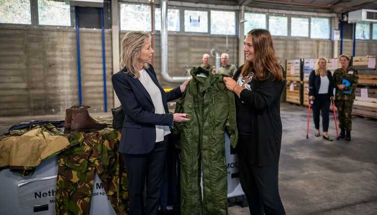 Нідерланди передали одяг і взуття для жінок, що воюють у складі ЗСУ