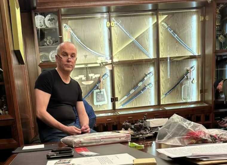 При обшуку у Шуфрича знайшли заборонену символіку РФ та ордени