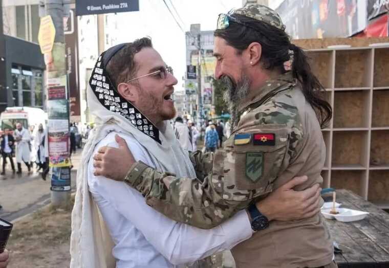 Мережу розбурхало фото теплої зустрічі паломника-хасида з воїном з полку "Азов"