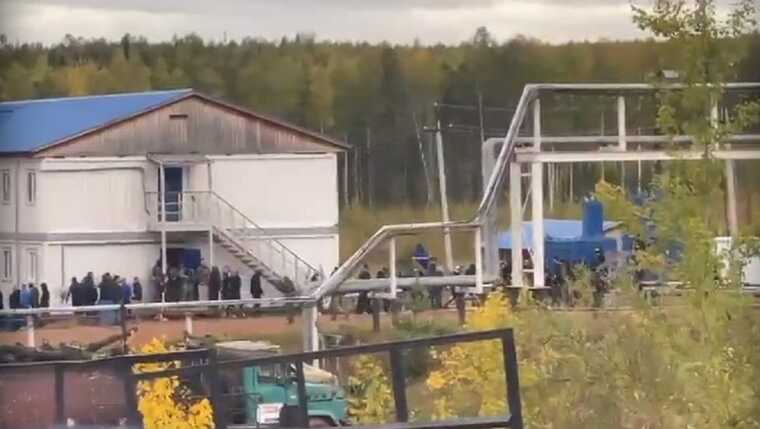 В Іркутській області десятки невідомих зі зброєю на гелікоптерах захопили нафтову компанію