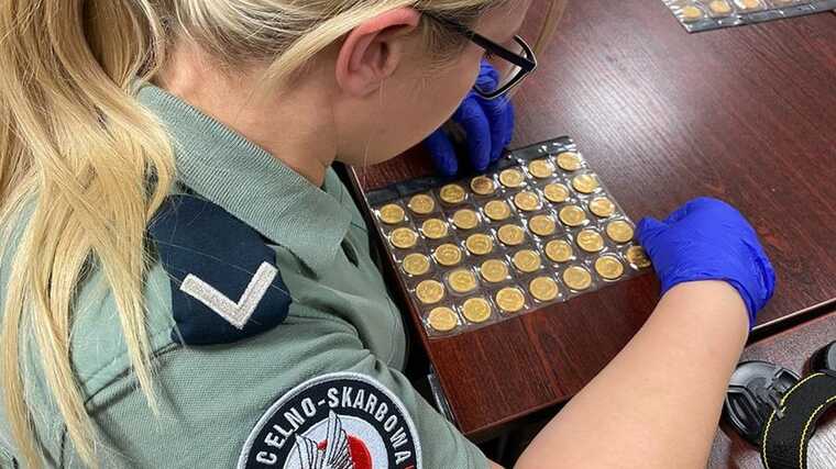 Пенсіонерка перевезла через кордон 5 кг золотих монет, куплених у Львові