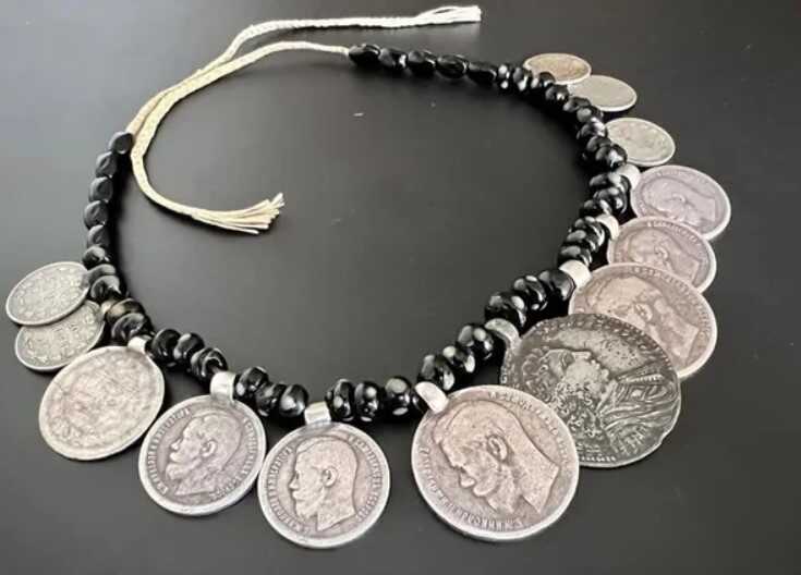 Из Украины в США пытались переслать старинное украинское женское украшение