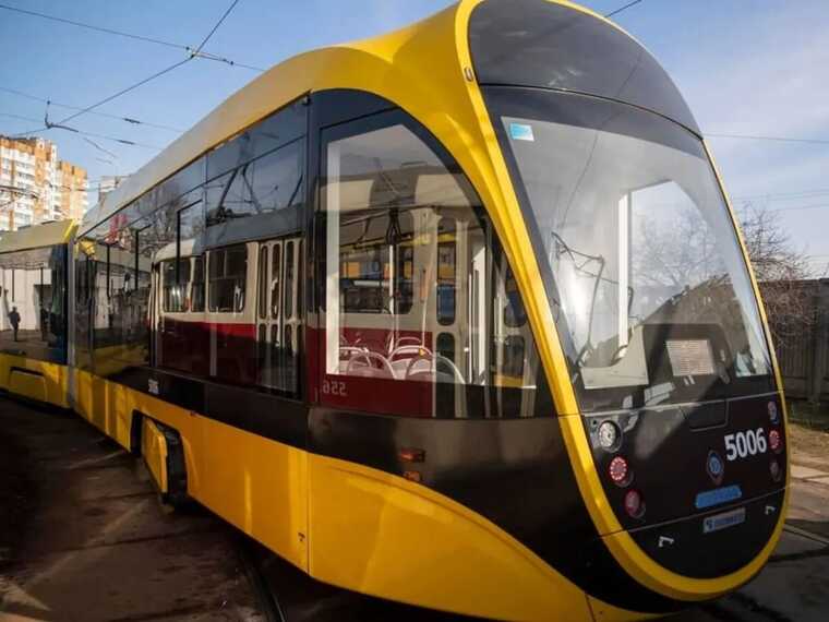 В Киеве на Троещине трамвай переехал женщину