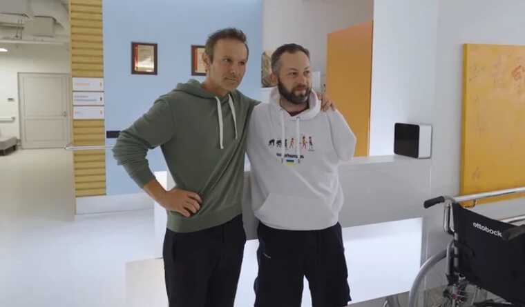 "Неймовірні люди". Святослав Вакарчук зустрівся з українськими захисниками, які втратили кінцівки на війні