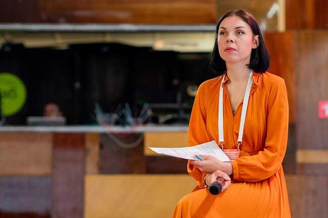 Переселенців, які купили автомобілі чи велику суму валюти, почали позбавляти соцвиплат