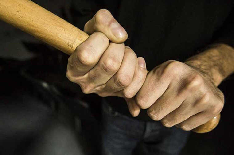 Командири окупантів карають їх великими дерев’яними палицями