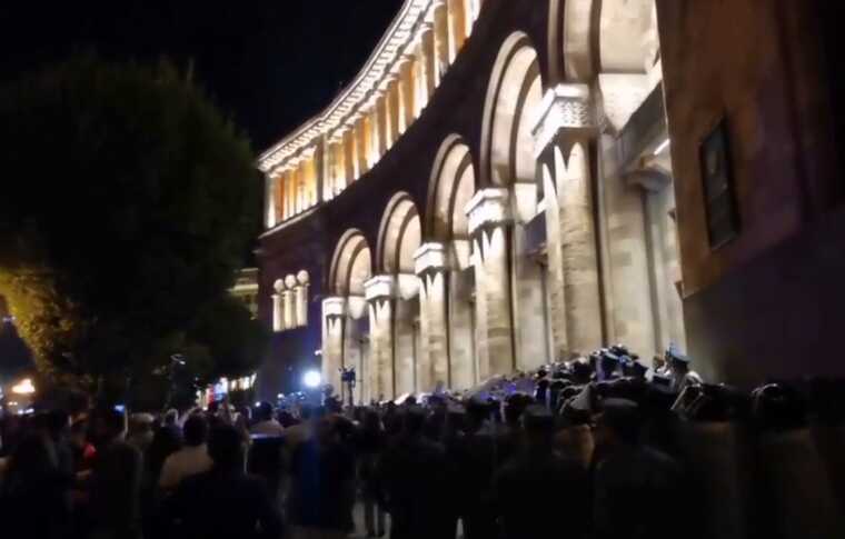 Протесты в Армении: между участниками акции и полицейскими снова начались стычки