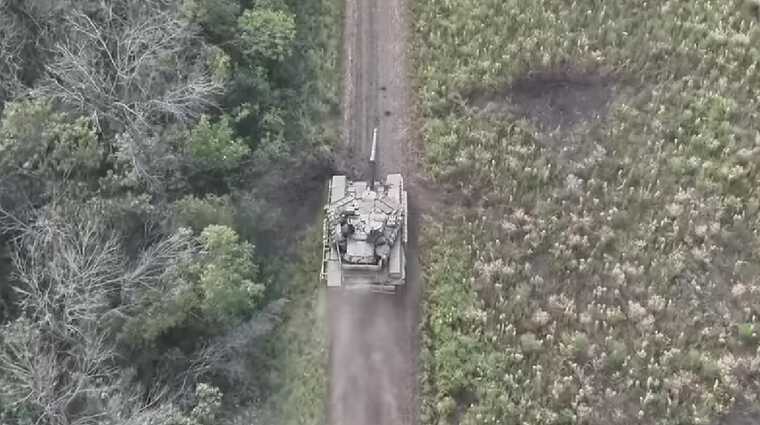 Украинские бойцы с дронов подбили три российских танка