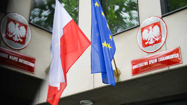 ЕС заставит Польшу не запрещать украинским беженцам работать и получать выплаты – СМИ