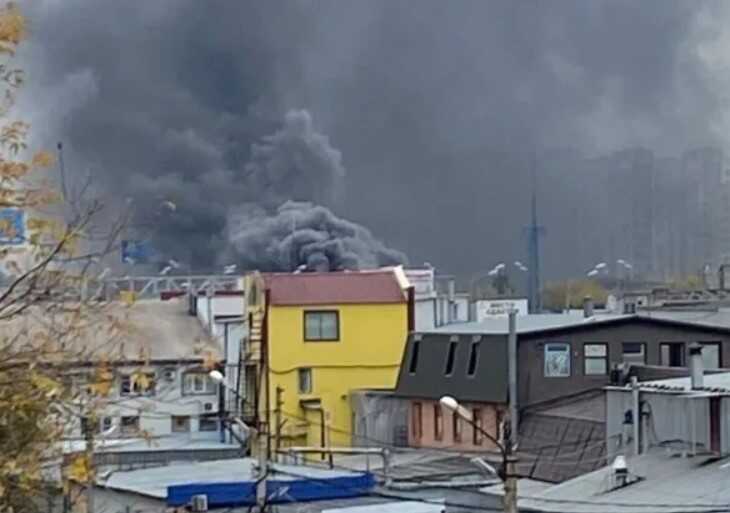 Під Москвою вдень спалахнула потужна пожежа на складах