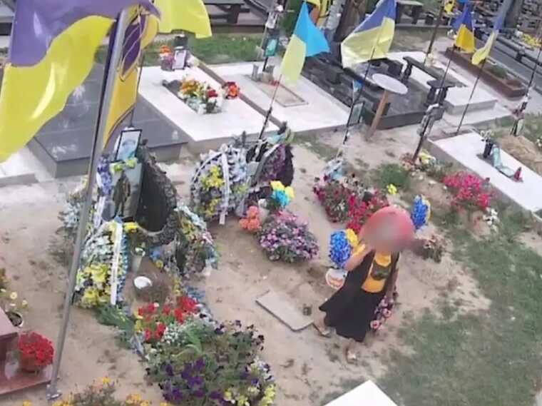 На Київщині викрили двох жінок, які обікрали могили загиблих Героїв