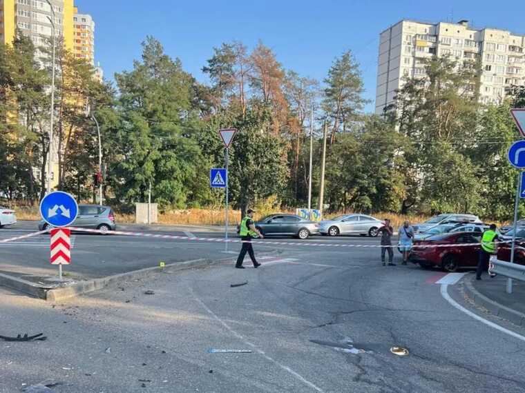 У Києві таксист протаранив легковик та в’їхав у бензовоз