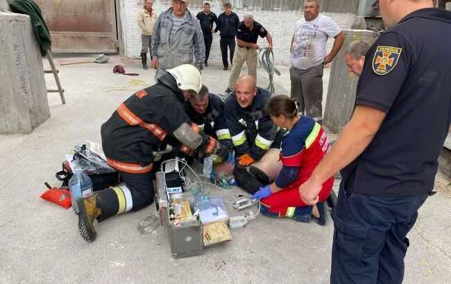 Под Черниговом два работника упали в шахту загрузки зерна: один погиб