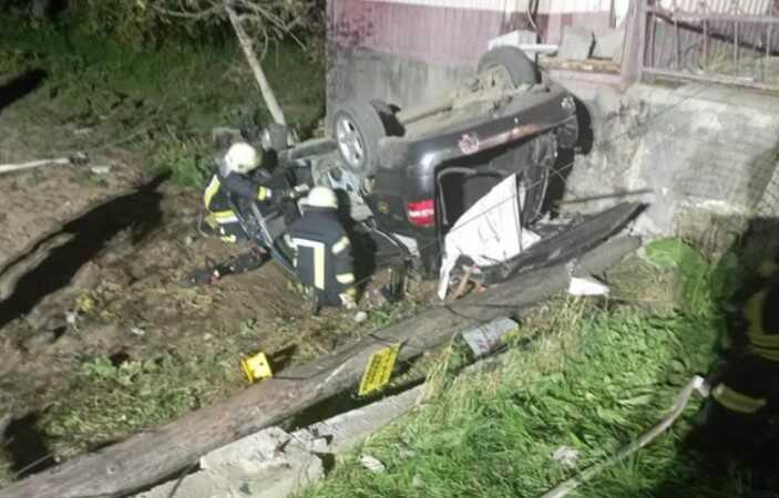 У селі на Львівщині перекинувся легковик із компанією юнаків: є загиблий та поранені