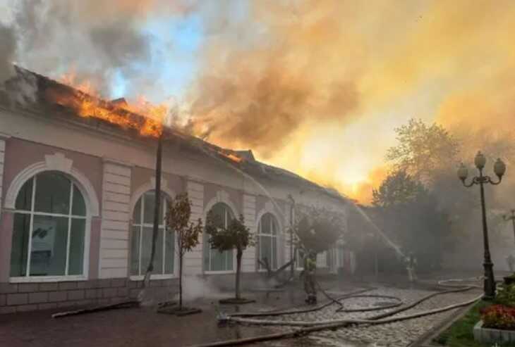 У російському Єйську спалахнула потужна пожежа, горить будівля банку