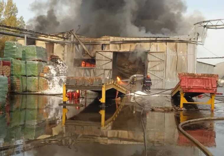 У Росії спалахнула потужна пожежа на складі з хімікатами, валить дим