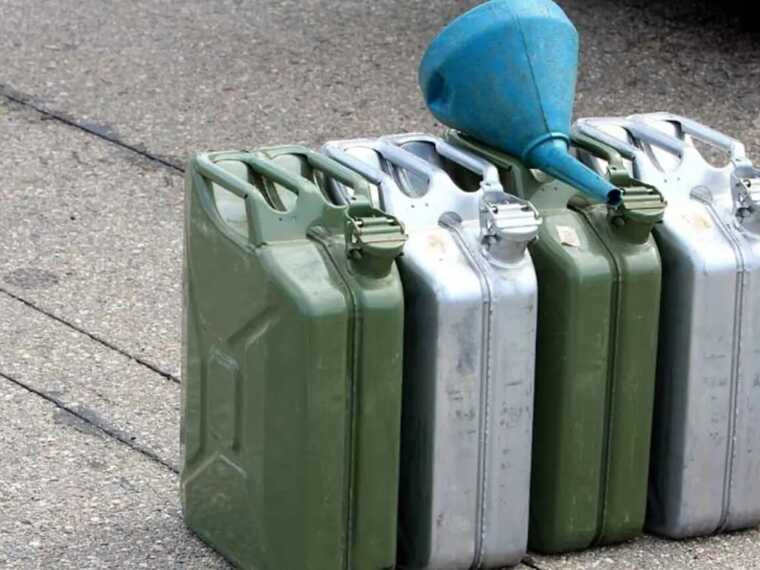 На АЗС українцям замість бензину заливають "бодягу": як підробляють пальне