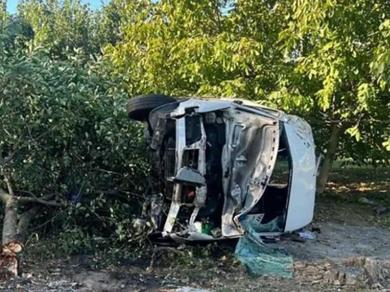 В Запорожье маршрутка с пассажирами влетела в столб и перевернулась