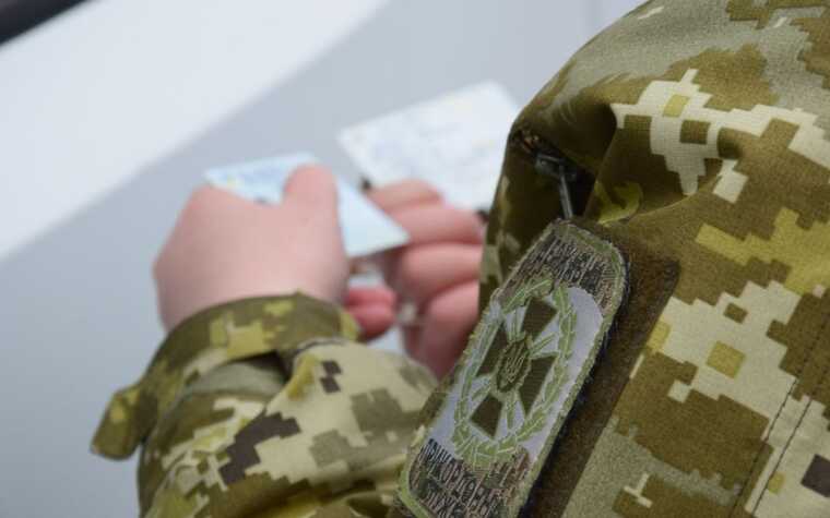 Громадянка Чехії везла напівголого коханого українця за кордон: чим все закінчилося