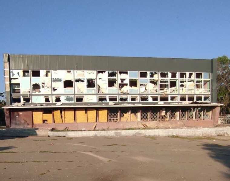 Оккупанты обстреляли Нововоронцовку на Херсонщине, поврежден магазин, аптека и дома