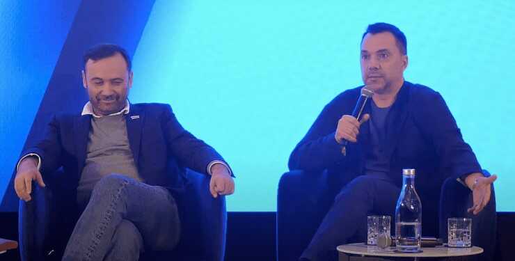 "Слава Украине" звучит как дрессировка: Арестович угодил в новый скандал