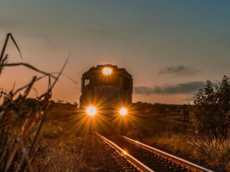 На Донбассе поезд раздавил машину ЗРК "Стрела-10": трое оккупантов погибли, есть раненые