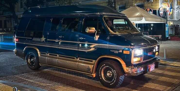 Король перевезень: в Україні помітили розкішний мікроавтобус від General Motors