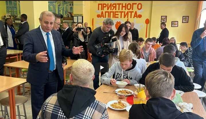 Білорусь долучилась до викрадення українських дітей: у Лукашенка показали кадри з "біженцями"