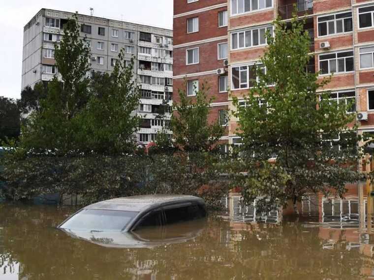 Улицы превратились в реки, тонут авто: российский Южно-Сахалинск затопило из-за мощного тайфуна