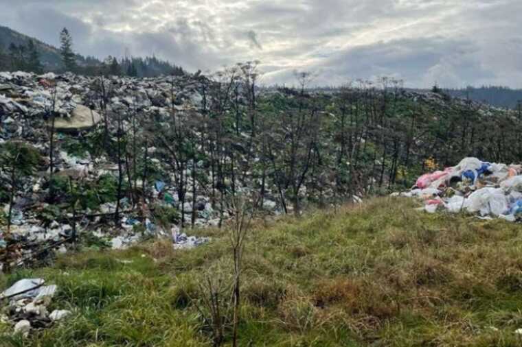 У курортному Славському комунальники 4 роки вивозили сміття на берег річки