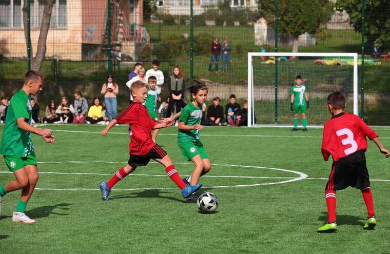 Батьки загиблого бійця з Нового Роздола пожертвували гроші на спортмайданчик