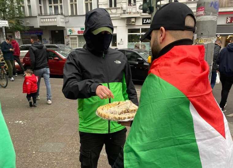 Пропалестинські активісти в Берліні роздавали пахлаву, "святкуючи" напад на Ізраїль