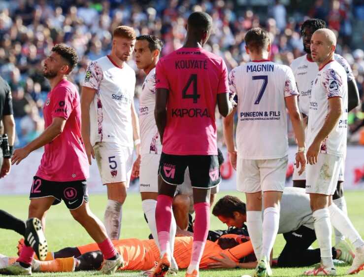 На чемпіонаті Франції було скасовано гру: голкіпер знепритомнів від вибуху на стадіоні