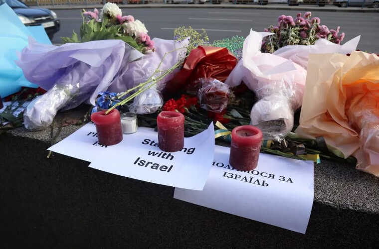 До посольства Ізраїлю в Києві українці несуть квіти