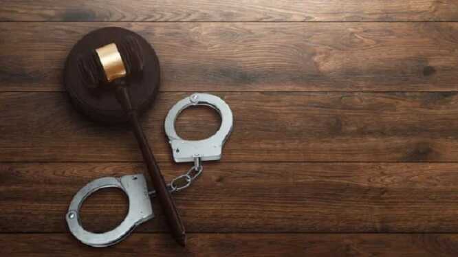 В Черновцах двух эксполицейских и адвоката осудили за злоупотребление влиянием