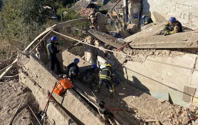 Окупанти обстріляли гімназію у Нікополі: є загиблі, під завалами шукають людей