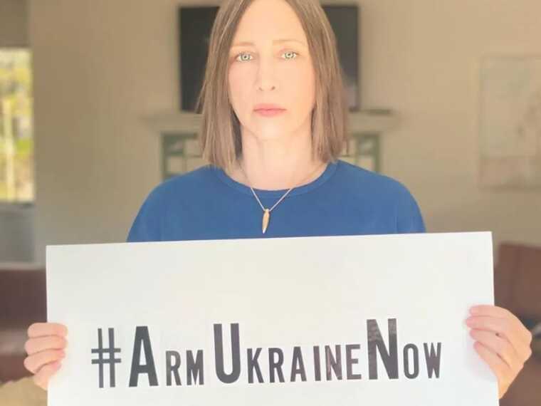 Голлівудська зірка Віра Фарміга на концерті в Нью-Йорку ввімкнула сирену повітряної тривоги