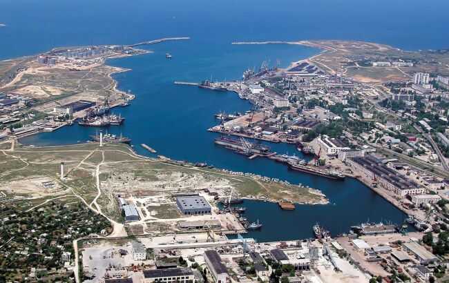 Окупанти встановили загородження біля Севастопольської бухти: супутниковий знімок