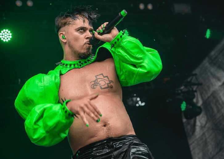 Представник Фінляндії на Євробаченні-2023 жбурнув прапор України під стіл і розсміявся