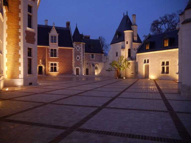 Російські олігархи переоформили нерухомість у Франції на дітей