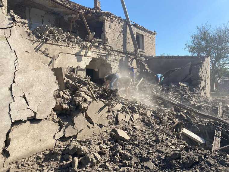 Оккупанты выпустили 10 авиабомб по Бериславу: есть раненые