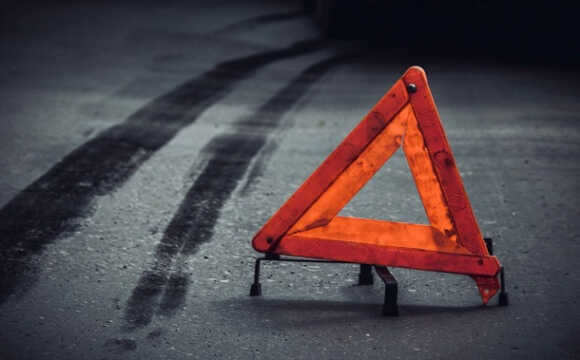 ДТП в Киеве: легковушка на скорости въехала в столб, есть погибшие