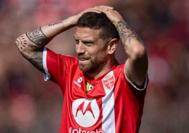 Чемпіон світу з футболу, який грав в Україні, дискваліфікований на два роки через сироп