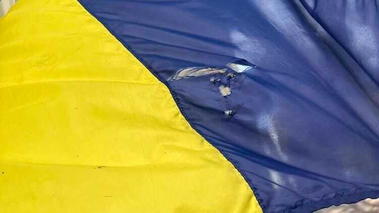 В Одессе пьяный неадекват разорвал флаг Украины