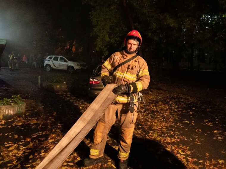 У Києві бійці ДСНС під час гасіння пожежі в будинку врятували чоловіка