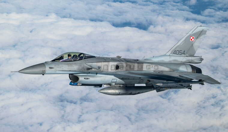 Українські пілоти пересядуть на справжні F-16 найближчим часом, але є нюанс