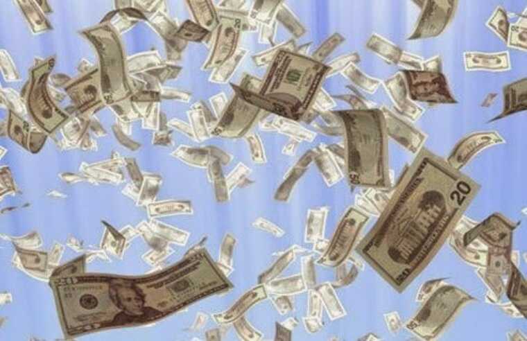 Чеський блогер Каміл Бартошек, більш відомий як Kazma, розкидав мільйон доларів з вертольота