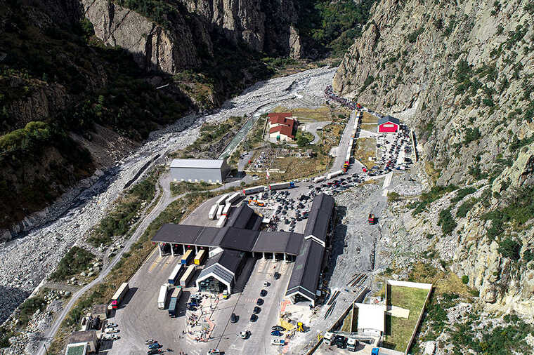 ЗМІ: Грузія два тижні не впускала українців, яких окупанти вивезли з Херсона