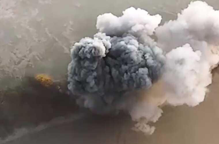 Танк окупантів вибухає на українській протитанковій міні