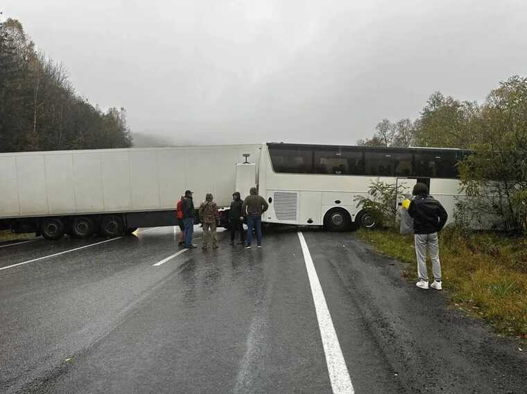 Трасу Київ – Чоп перекрили через зіткнення вантажівки і автобуса